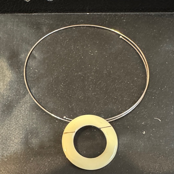 Elegant Vintage Beautiful Silver Round Wire Cream Pendant Necklace.Looks Stylish - Picture 1 of 5